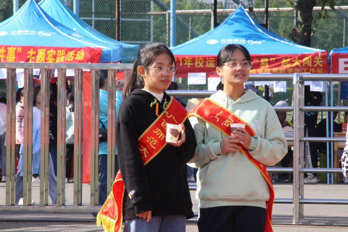 运动场边,红色的绸带在风中清扬,低吟着志愿者们心中的信仰,浅唱着志愿者们深藏的情谊。志愿者们手执水杯,等待着冲向终点的运动员们,以暖心的方式默默为他们加油,希望他们不断挑战自己、取得好成绩。.bmp 运动场边,红色的绸带在风中清扬,低吟着志愿者们心中的信仰,浅唱着志愿者们深藏的情谊。志愿者们手执水杯,等待着冲向终点的运动员们,以暖心的方式默默为他们加油,希望他们不断挑战自己、取得好成绩。.bmp