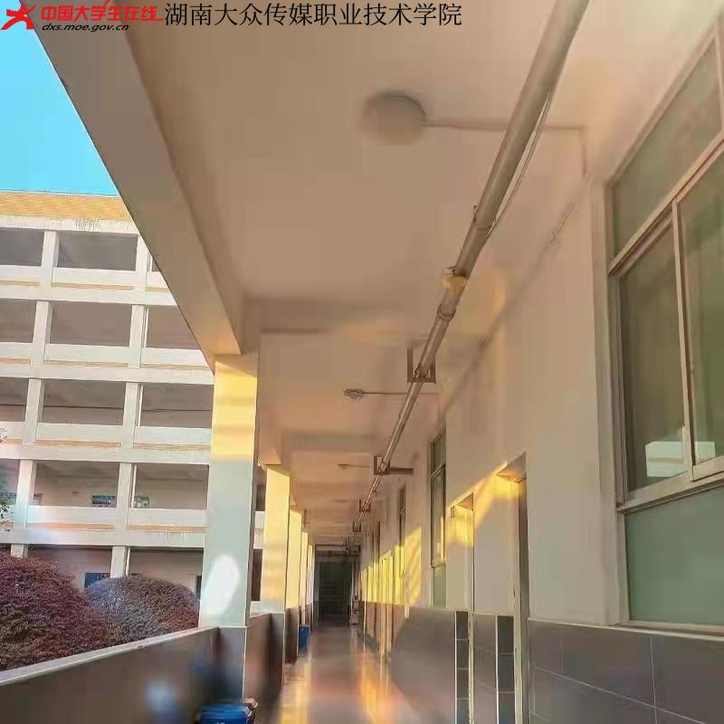 空荡荡的走廊，少了同学们的欢声笑语。