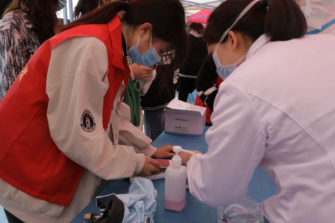 2022年3月26日，为确保广大师生安全，防止疫情在校园内传播，四川文理学院对全校师生进行核酸检测。四川文理学院青年志愿者协会六十多名志愿者参与其中。