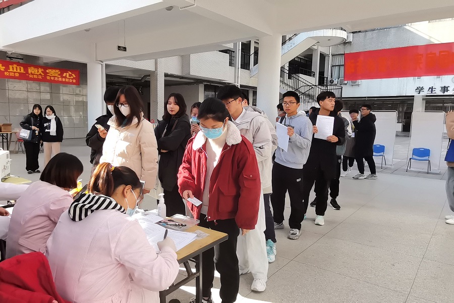 献血信息采集长队(安徽师范大学 周淼提供)