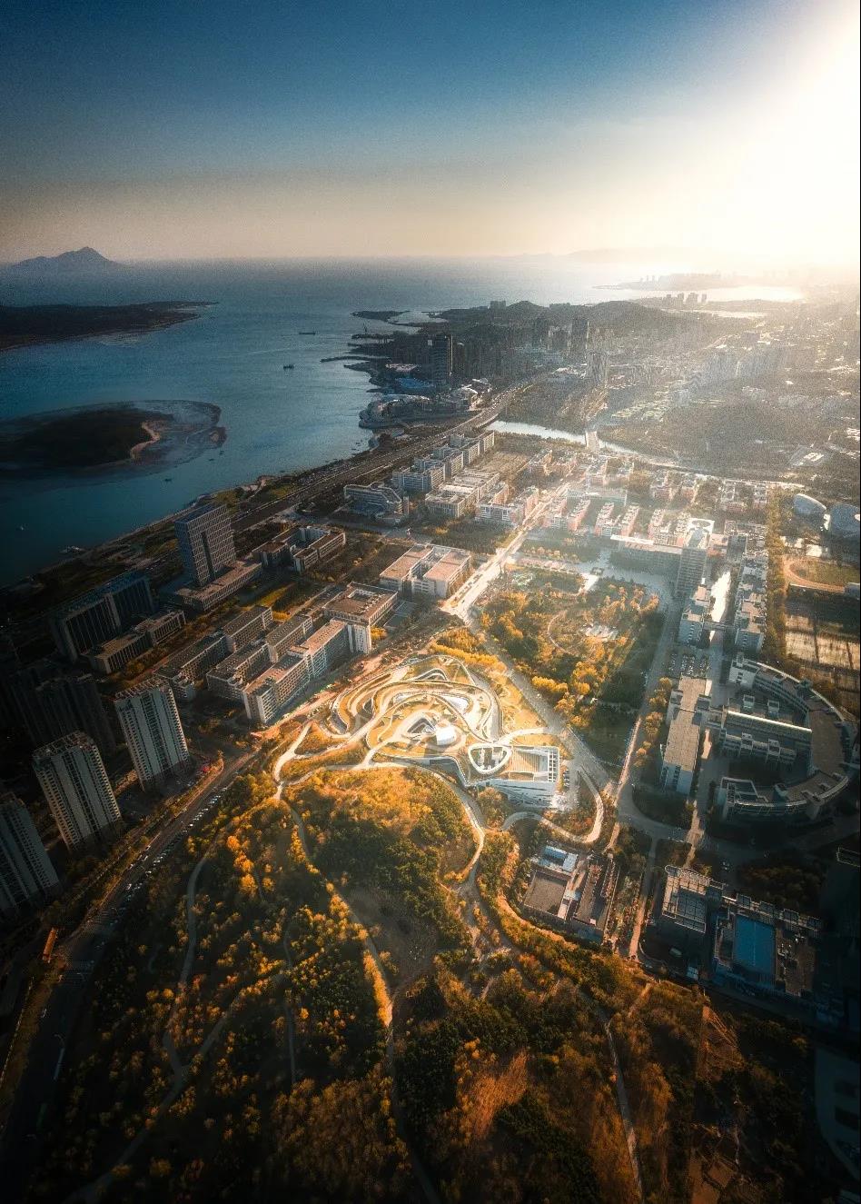 奋进的你走在梦想的路上
