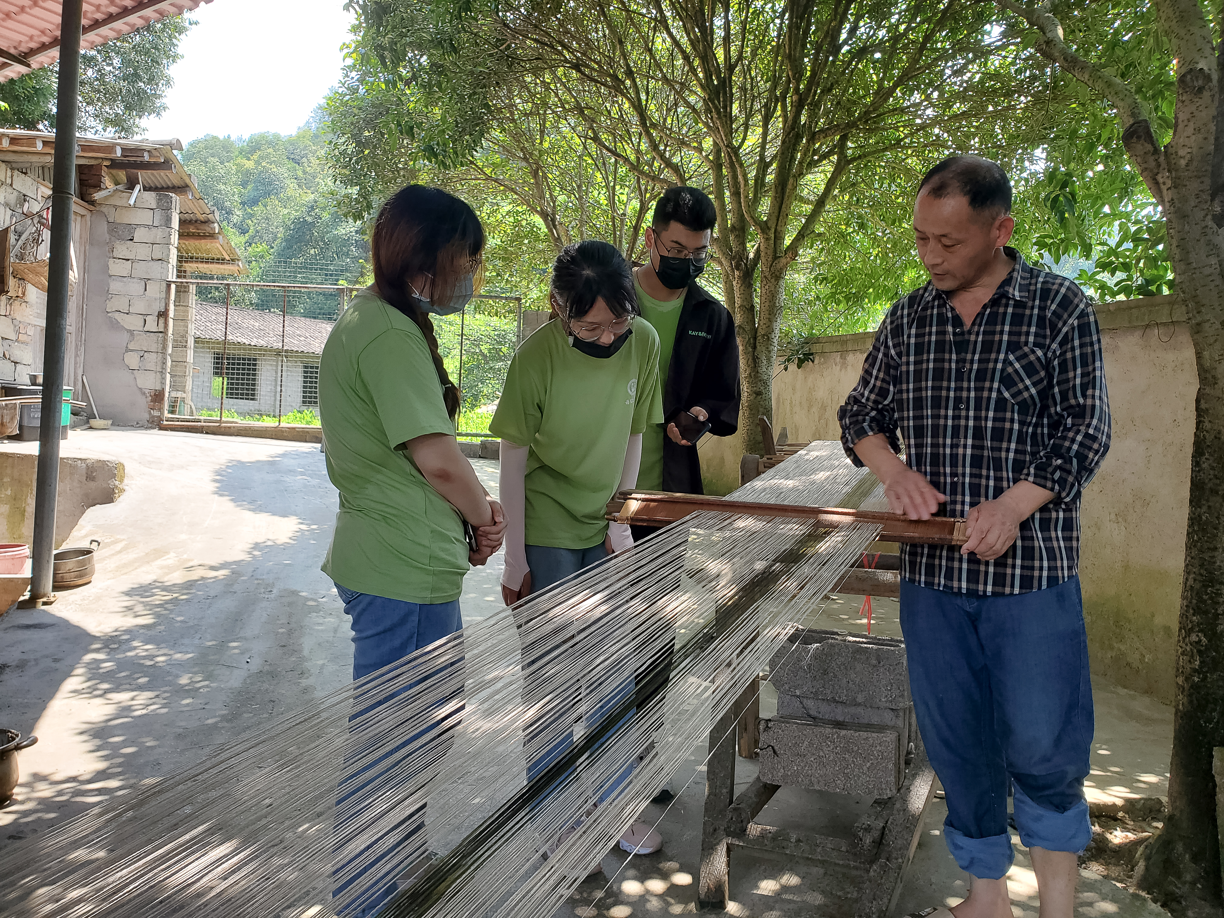 在谭智祥家中,实践队员近距离感受夏布制作过程 陈晓雪摄.jpg 在谭智祥家中,实践队员近距离感受夏布制作过程 陈晓雪摄.jpg