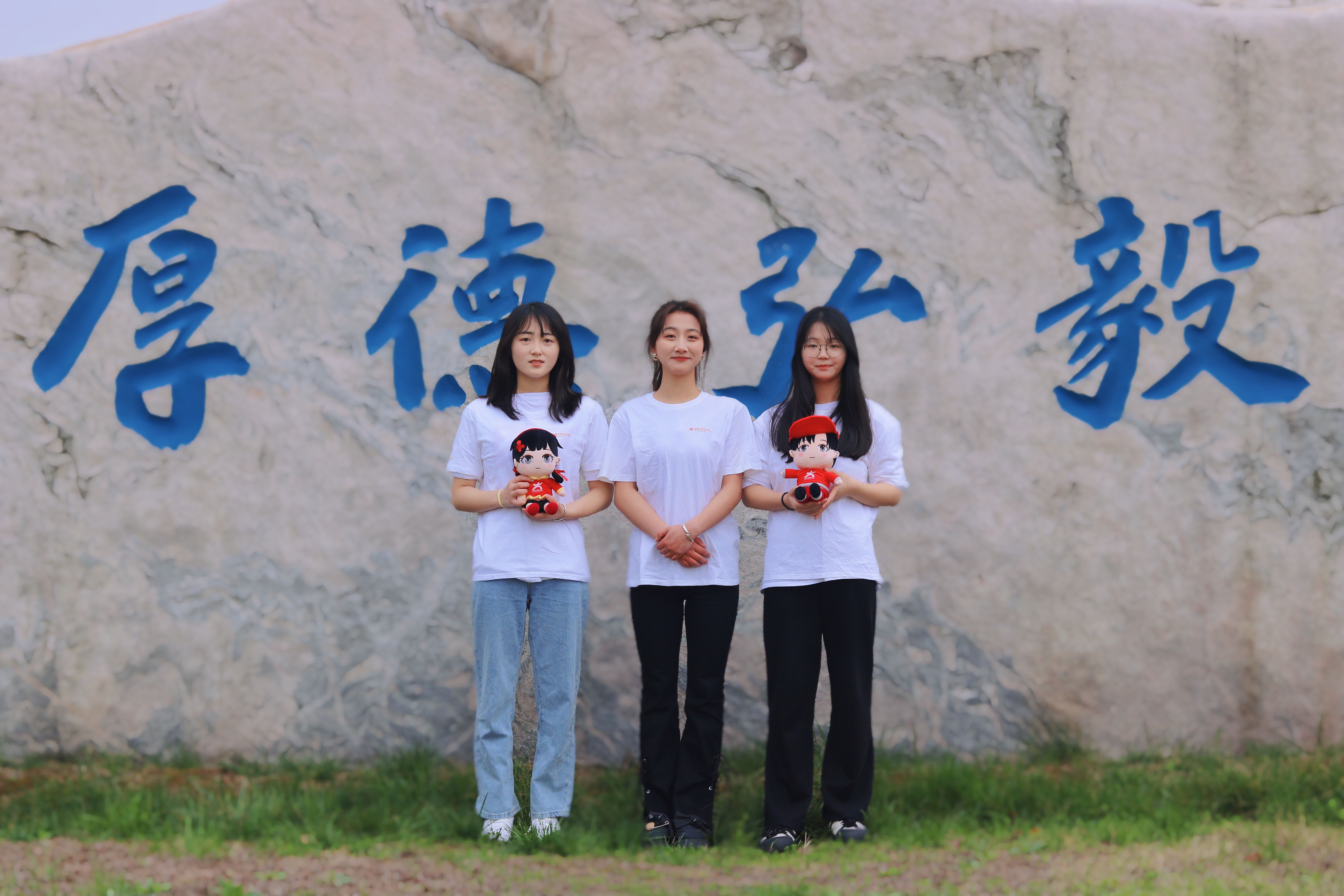 大学之道，在明明德；在亲民，在止于至善。在大学校园中。以奋斗书写青春，以学识增长个人品德。纵有千古，横有八荒，前途似海，来日方长。