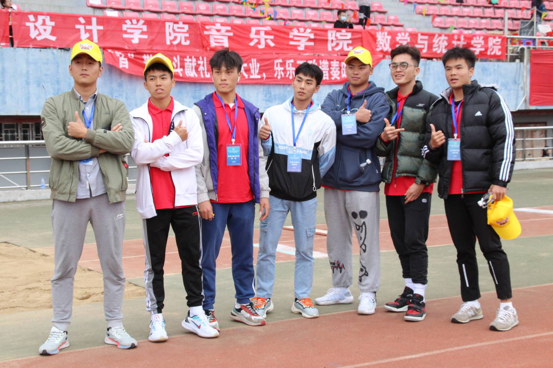 他们的身影穿梭在校运会的赛场边上,健壮的身姿,明媚的笑容,展现出赛场裁判员们朝气蓬勃的青春姿态。头上的黄帽子,胸前的工作牌,一身运动装,映现出他们认真负责的工作态度。比赛结束后,赛场裁判们脸上的笑容正是他们给自己认真工作的一个满意的答复。.bmp 他们的身影穿梭在校运会的赛场边上,健壮的身姿,明媚的笑容,展现出赛场裁判员们朝气蓬勃的青春姿态。头上的黄帽子,胸前的工作牌,一身运动装,映现出他们认真负责的工作态度。比赛结束后,赛场裁判们脸上的笑容正是他们给自己认真工作的一个满意的答复。.bmp