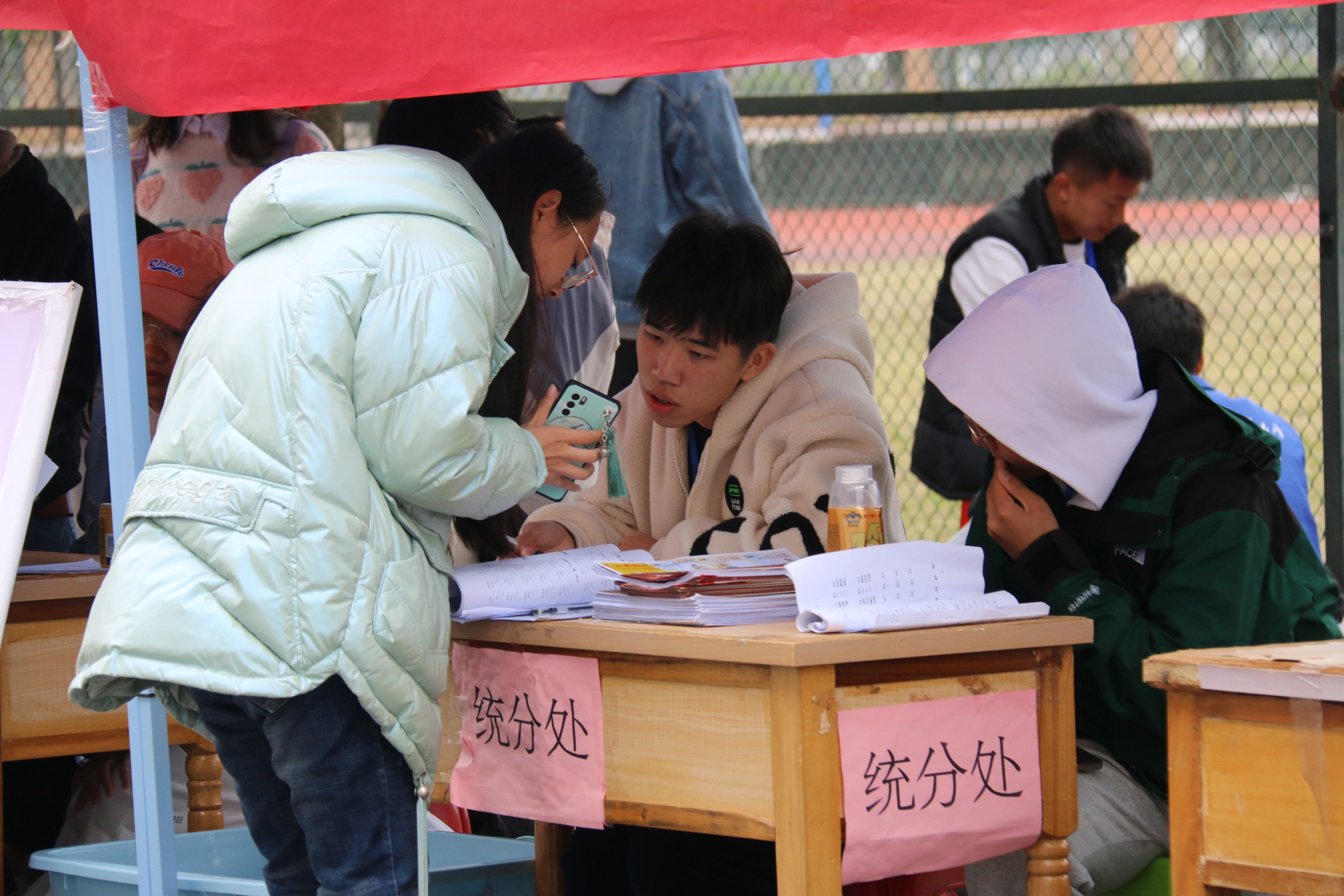 认真严谨、有条不紊,一次次地耐心解答,一遍遍地用心计算,统分处的工作人员在幕后一丝不苟,只为保证每一位运动员的成绩都能得到公正的体现。他们秉持着公平、公正、公开的原则,是赛事顺利进行的最强有力的幕后保障。.bmp 认真严谨、有条不紊,一次次地耐心解答,一遍遍地用心计算,统分处的工作人员在幕后一丝不苟,只为保证每一位运动员的成绩都能得到公正的体现。他们秉持着公平、公正、公开的原则,是赛事顺利进行的最强有力的幕后保障。.bmp