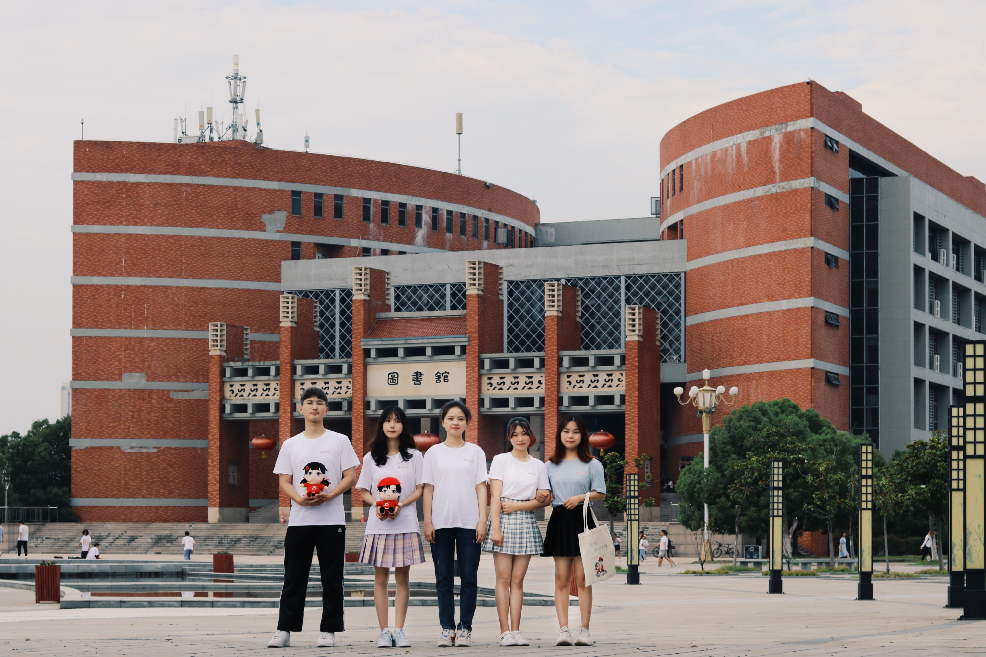 青春有爱的大学是我们所向往的，师院则是我们所热爱的。热爱师院，爱它的阳光朝气，爱它的一草一木，一花一树，爱师院的万物。