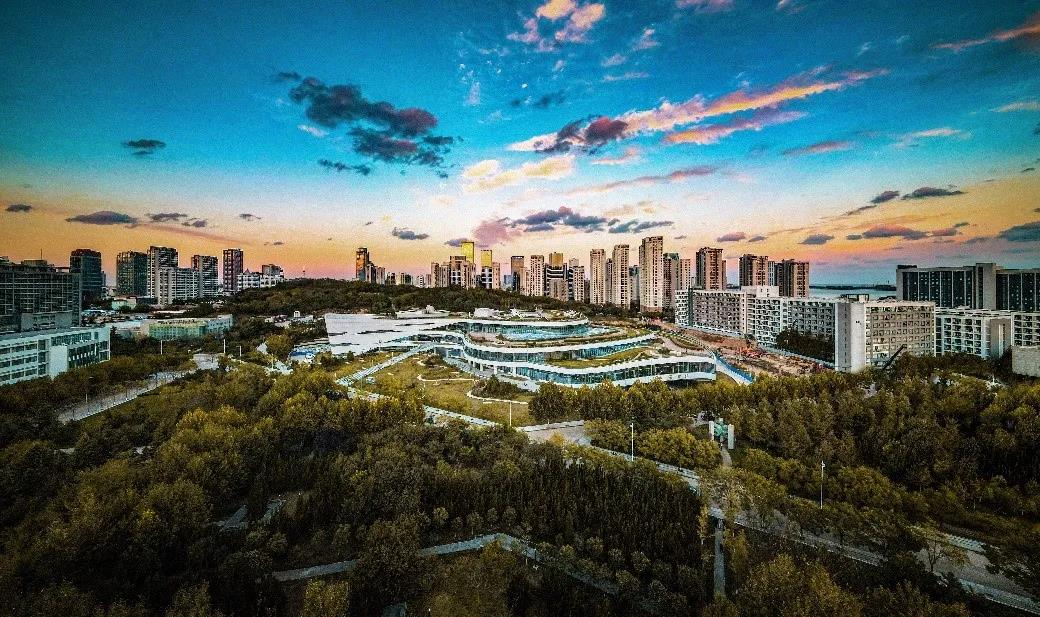 日出东方
依山傍海
晴空下的石大尽显魅力