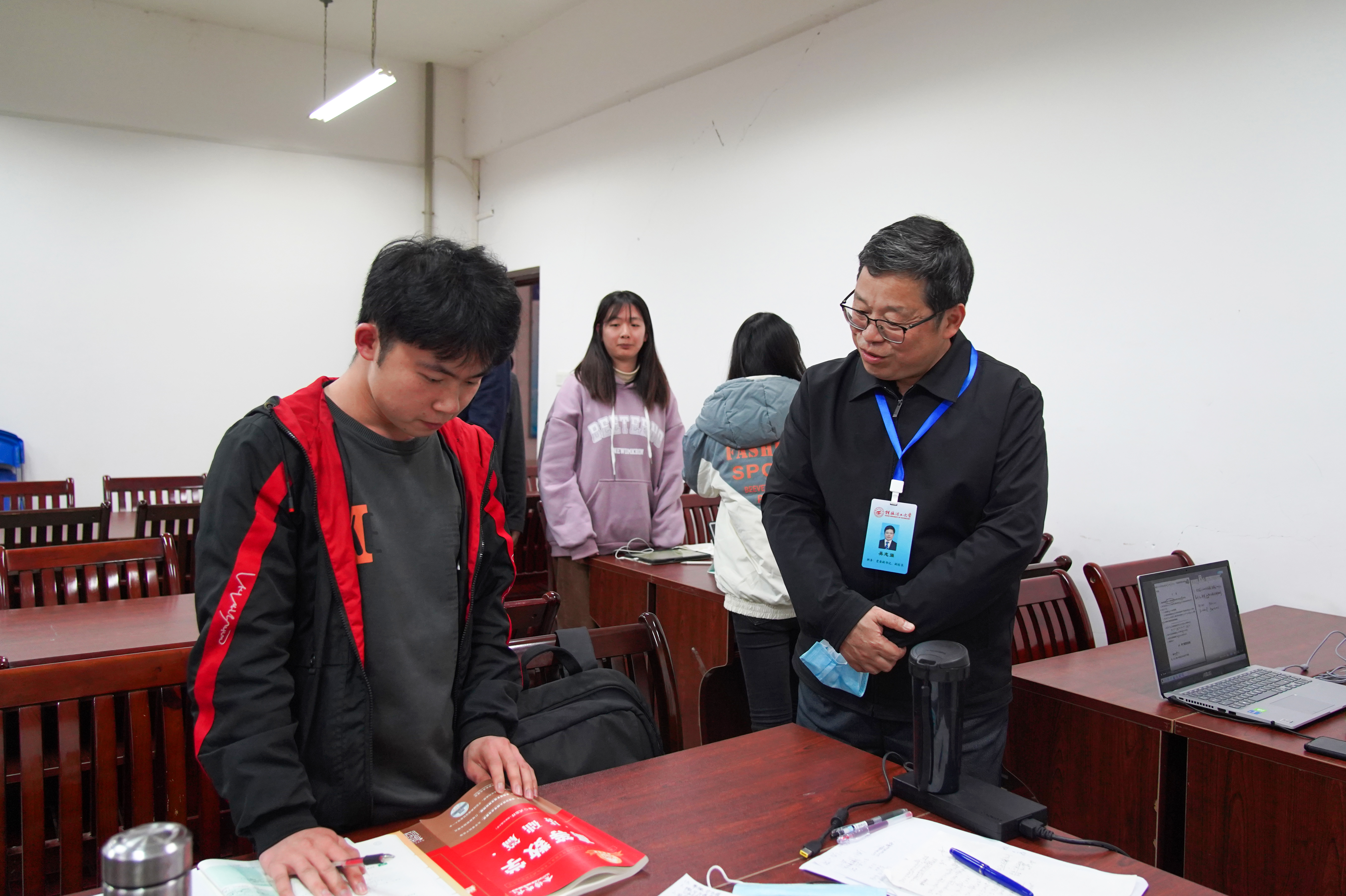 学校党委副书记吴志强在理学院视察考研复试现场1.JPG