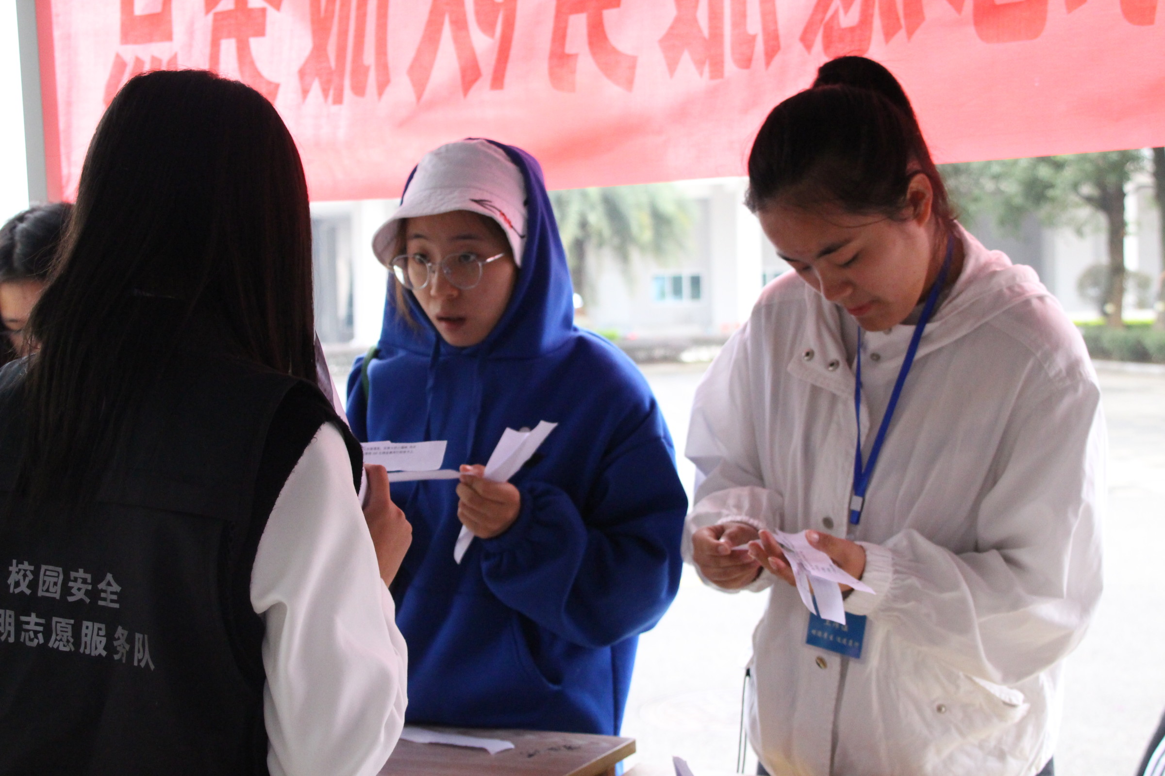 运动场外,有一群身着黑色马甲、带着工作牌的人,他们勤勤恳恳、耐心认真,热情地组织同学们进行活动。在激烈的比赛背后,少不了校园安全文明志愿服务队工作人员的默默付出。他们用自己的行动维护校园安全与文明,保证校运会的正常进行。.bmp 运动场外,有一群身着黑色马甲、带着工作牌的人,他们勤勤恳恳、耐心认真,热情地组织同学们进行活动。在激烈的比赛背后,少不了校园安全文明志愿服务队工作人员的默默付出。他们用自己的行动维护校园安全与文明,保证校运会的正常进行。.bmp