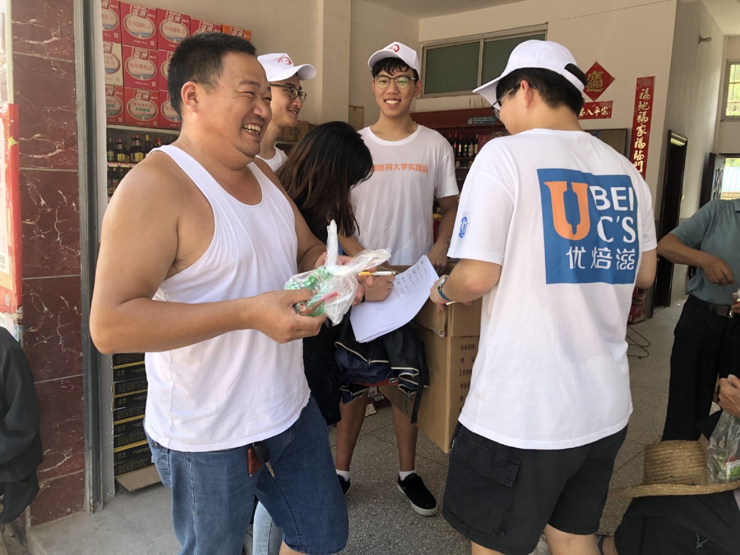 实践队为村民分发药品 陈慧洁摄.jpg