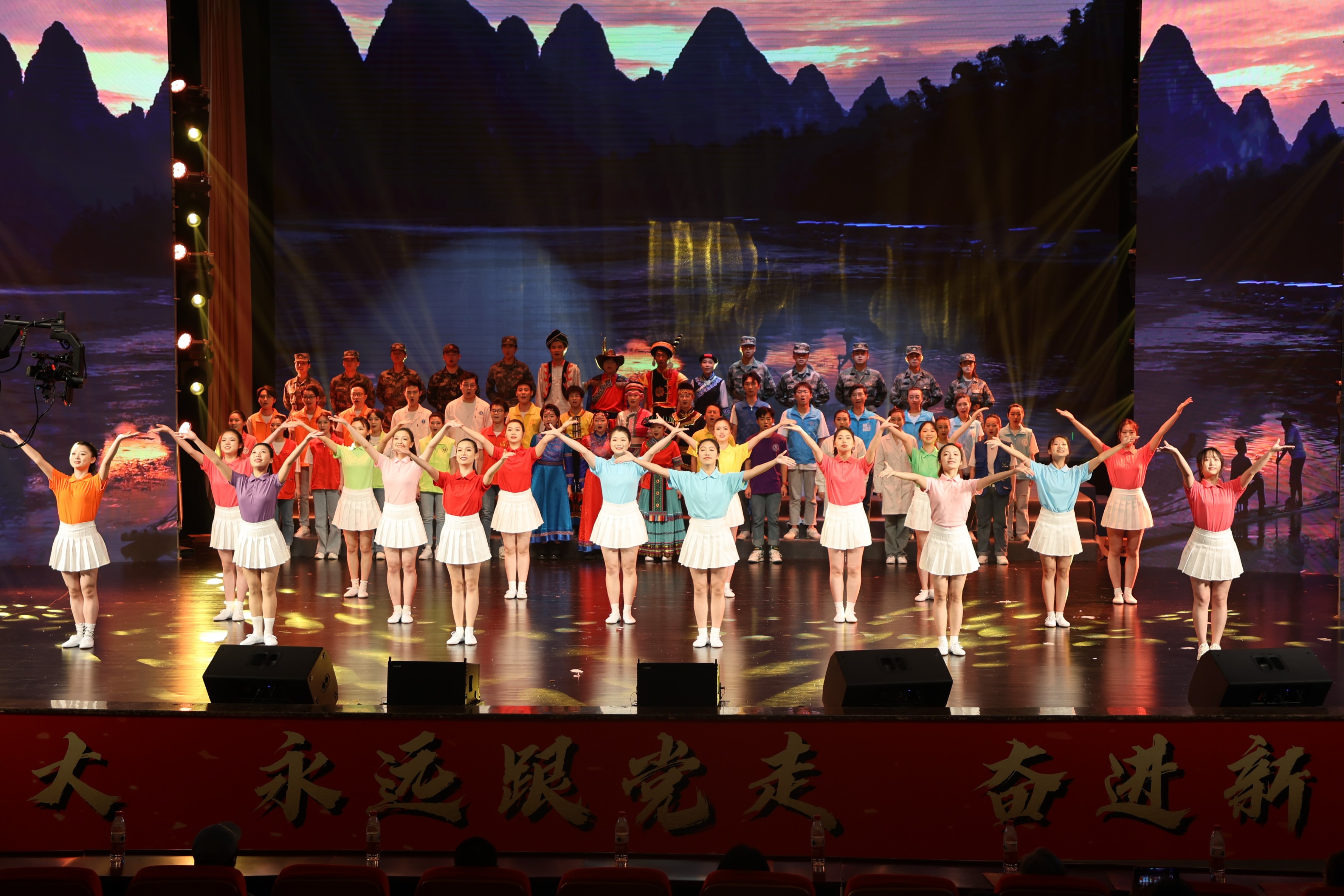 歌舞《在灿烂的阳光下》《光荣啊中国共青团》