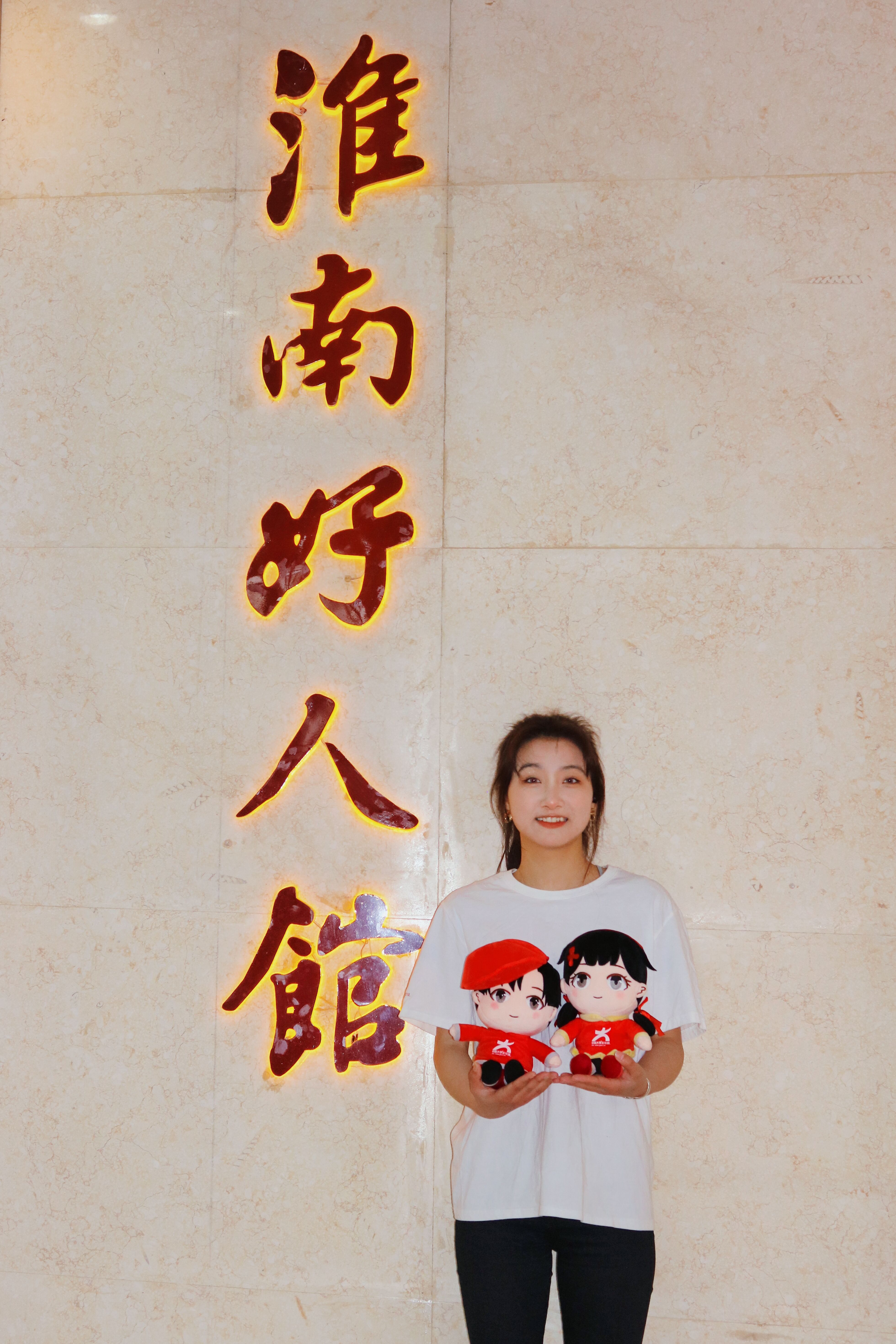 路是脚踏出来的，历史是人写出来的。人的每一步行动都在书写自己的历史。春蚕到死丝方尽，人至期颐亦不休。一息尚存须努力，留作青年好范畴。