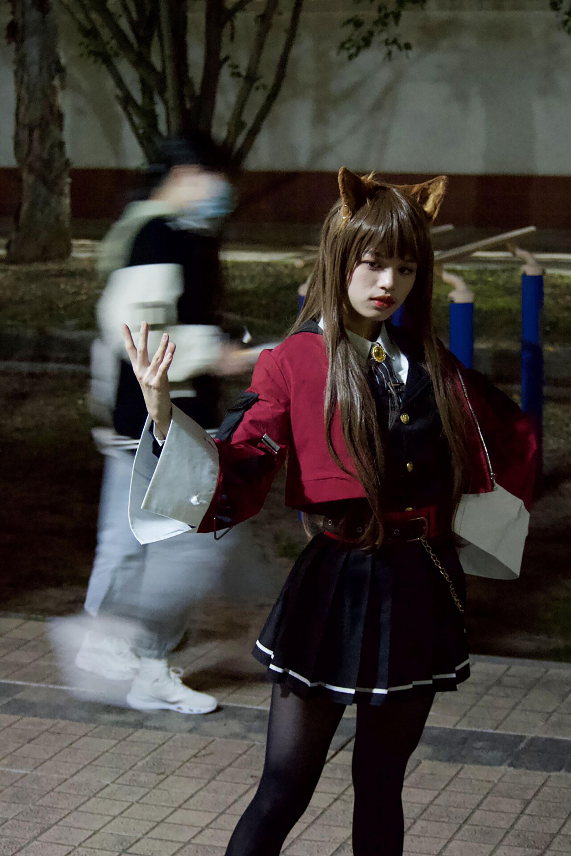 02右手微扬,目光下视, rt动漫社成员的cosplay让《明日方舟》的天火重