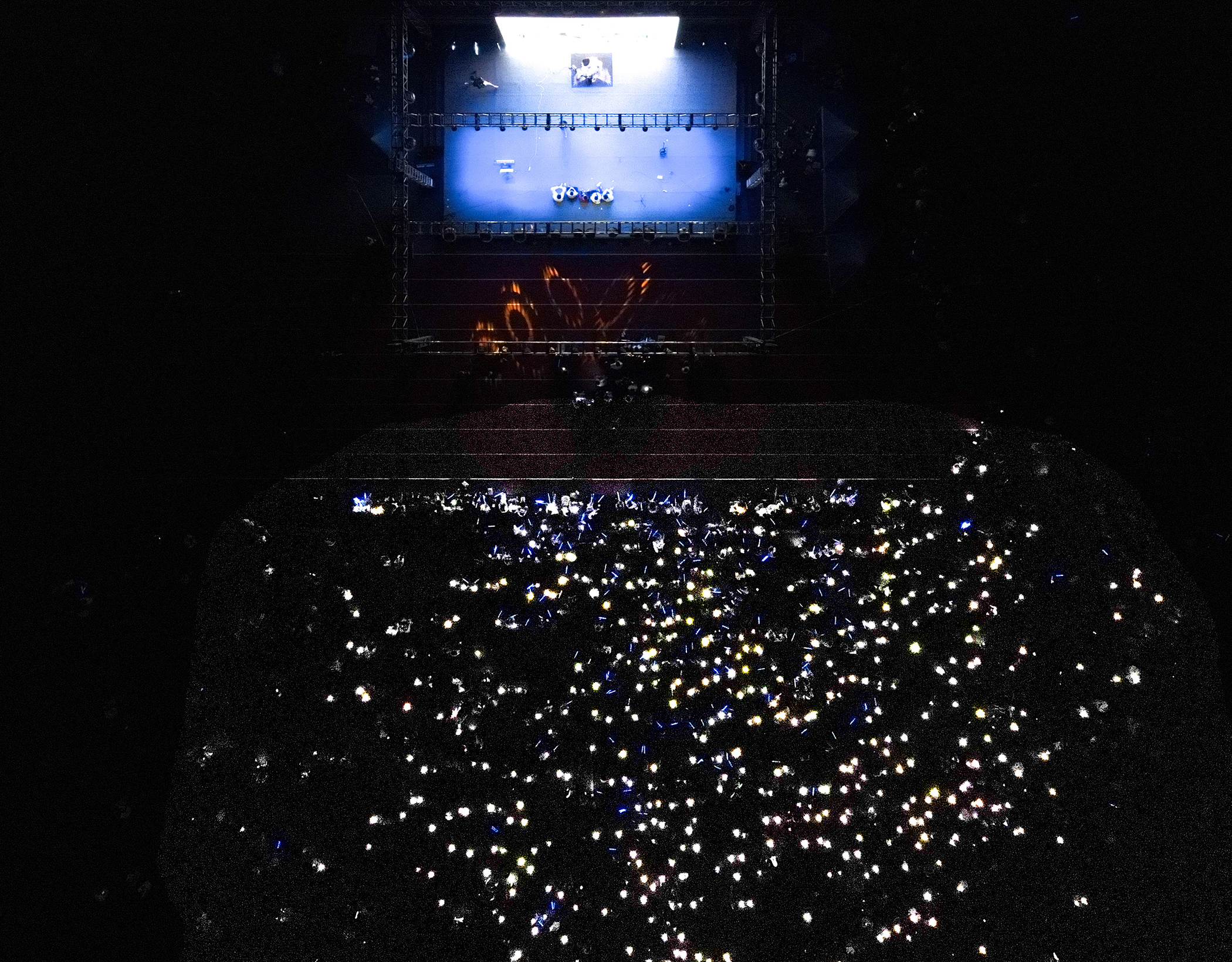 08观众们亮起手机闪光灯与反弹乐队合影，整个操场如星空璀璨。（金启胜/摄）
