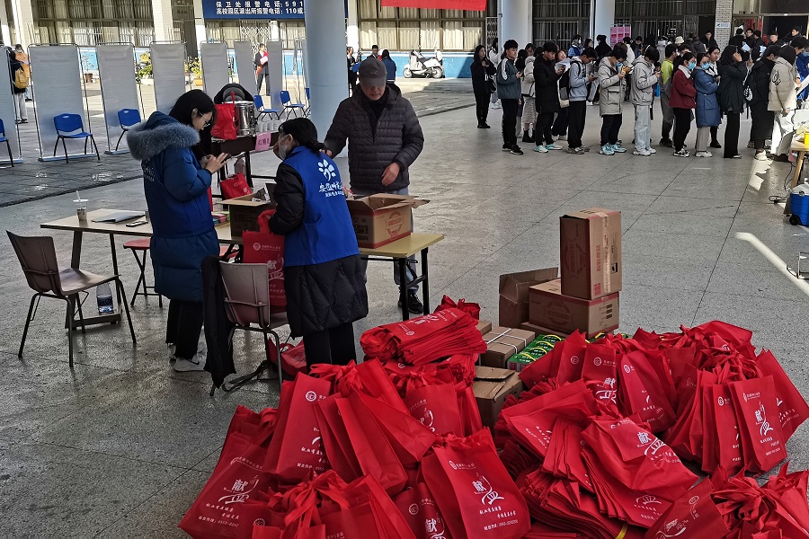 堆积如山的爱心物资(安徽师范大学 周淼提供)