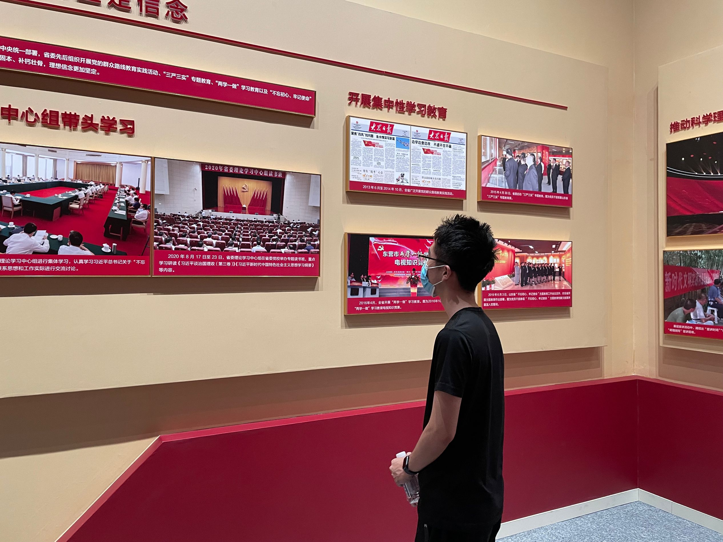 实践队成员走访淄博市博物馆调研新时期党史文化 张云龙摄.jpg