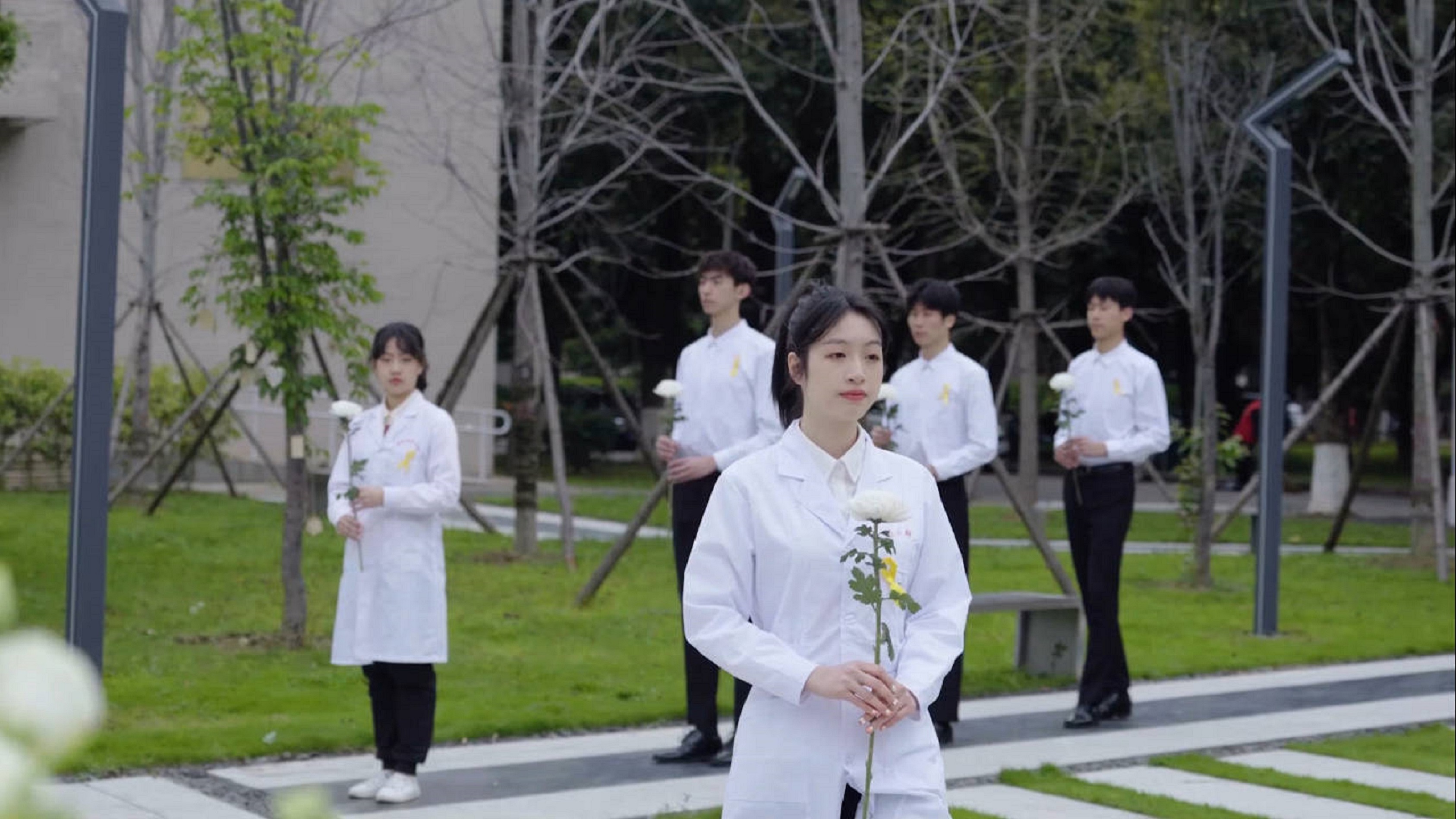 福医学子依次奉送鲜花 杨慧雅摄.jpg 福医学子依次奉送鲜花 杨慧雅摄.jpg