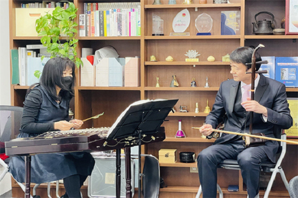 （二胡演奏家甘建民进行现场演奏 安徽师范大学官网提供）.png