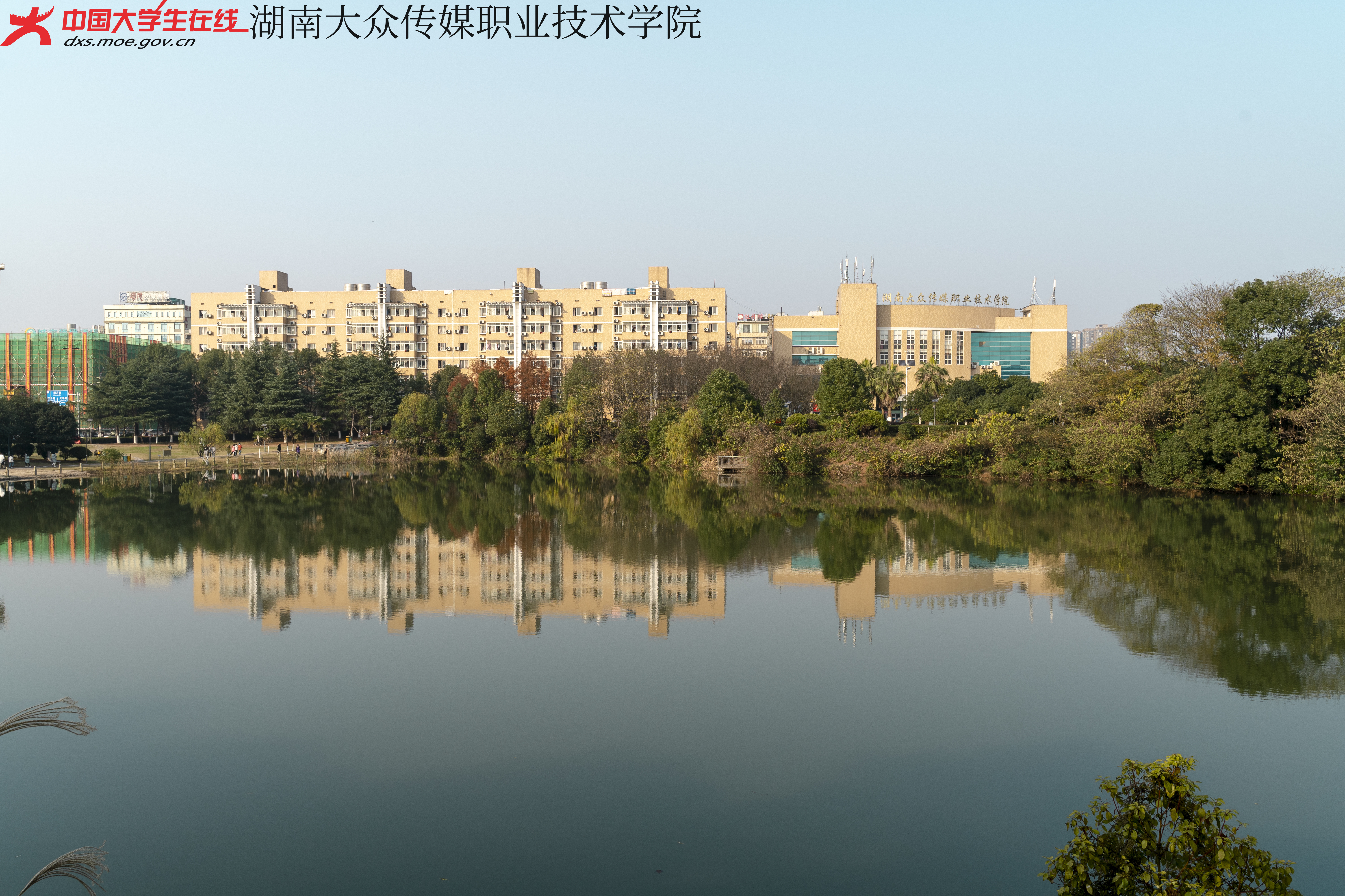 湖光粼粼，倒映着周边的事物
干净明亮的一区食堂
色味俱佳的美食应有尽有
排列整齐的公寓楼
你又住在哪一栋呢？