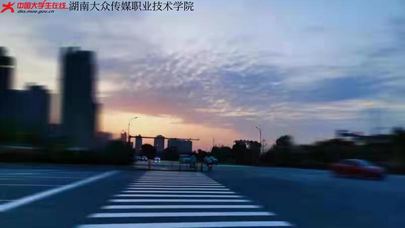下课后走过的斑马线，也静静在等待下一次绿灯。