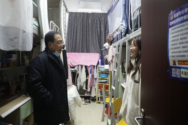 (胡朝荣走进宿舍看望学生 安徽师范大学官网提供).jpg (胡朝荣走进宿舍看望学生 安徽师范大学官网提供).jpg