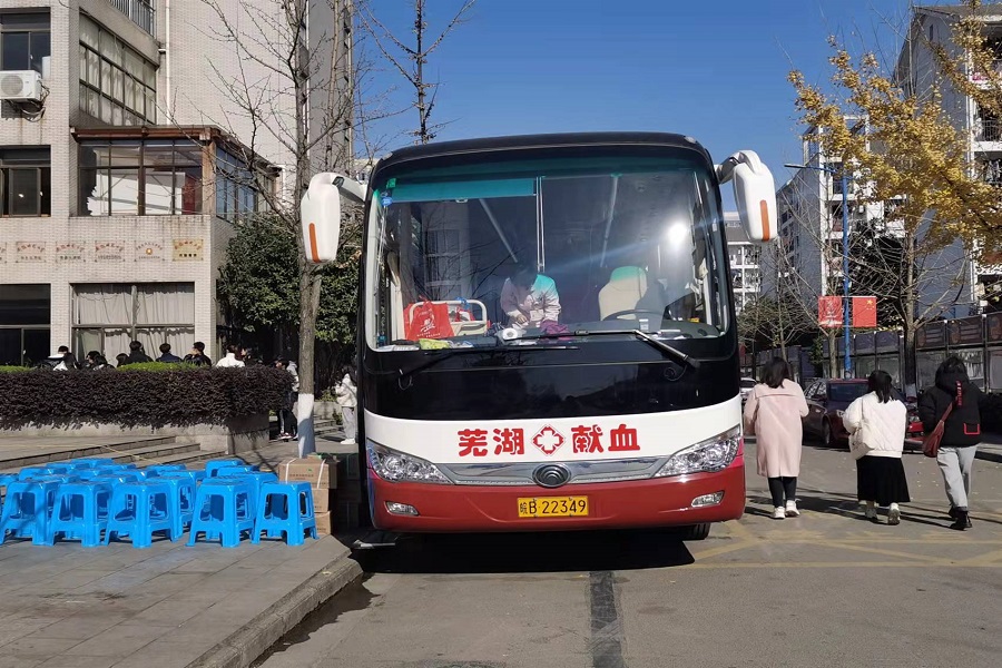 早早停靠在路边的献血车(安徽师范大学 徐文蕾提供)