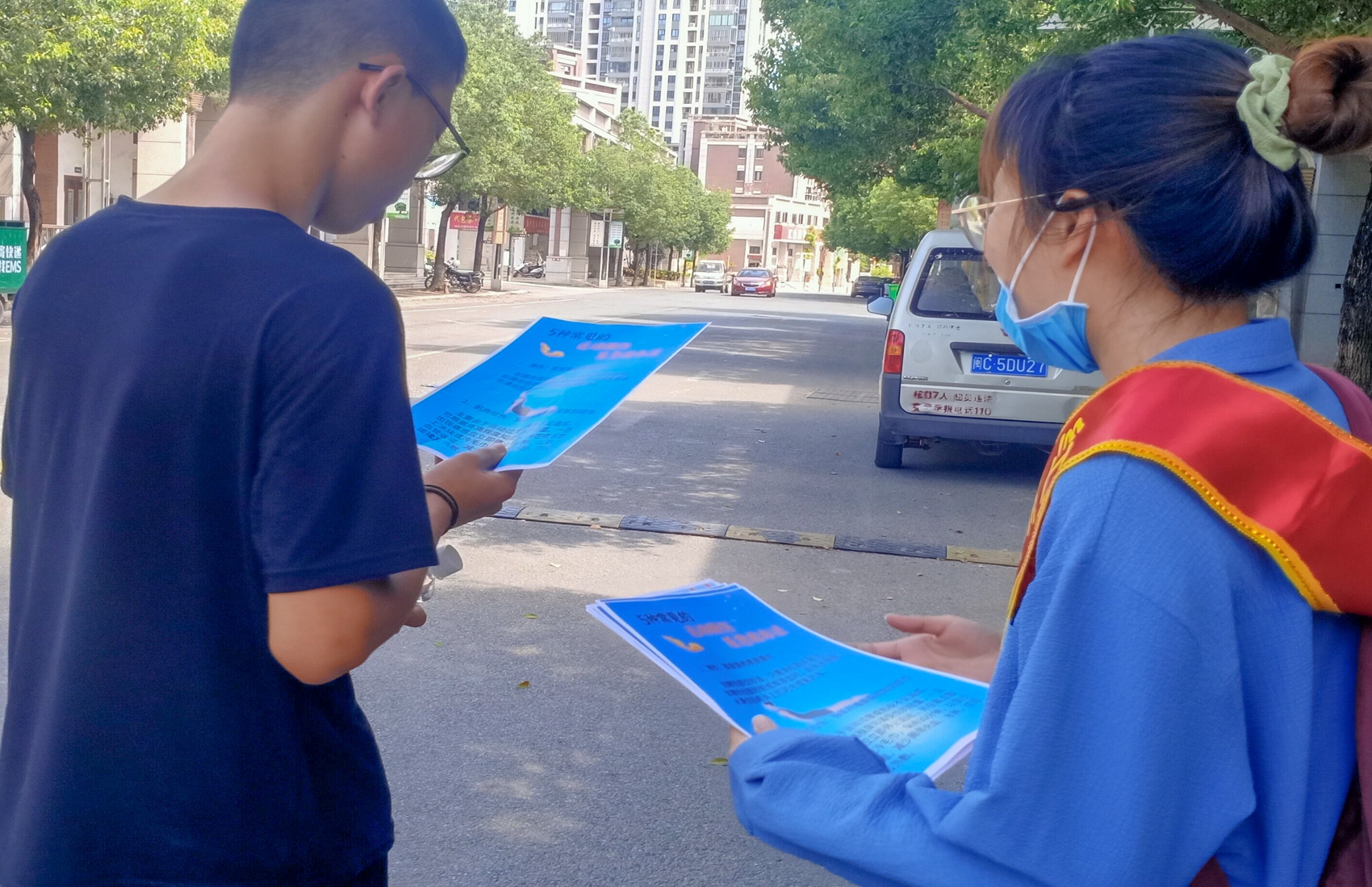 队员向居民科普知识 王潇萌摄.jpg