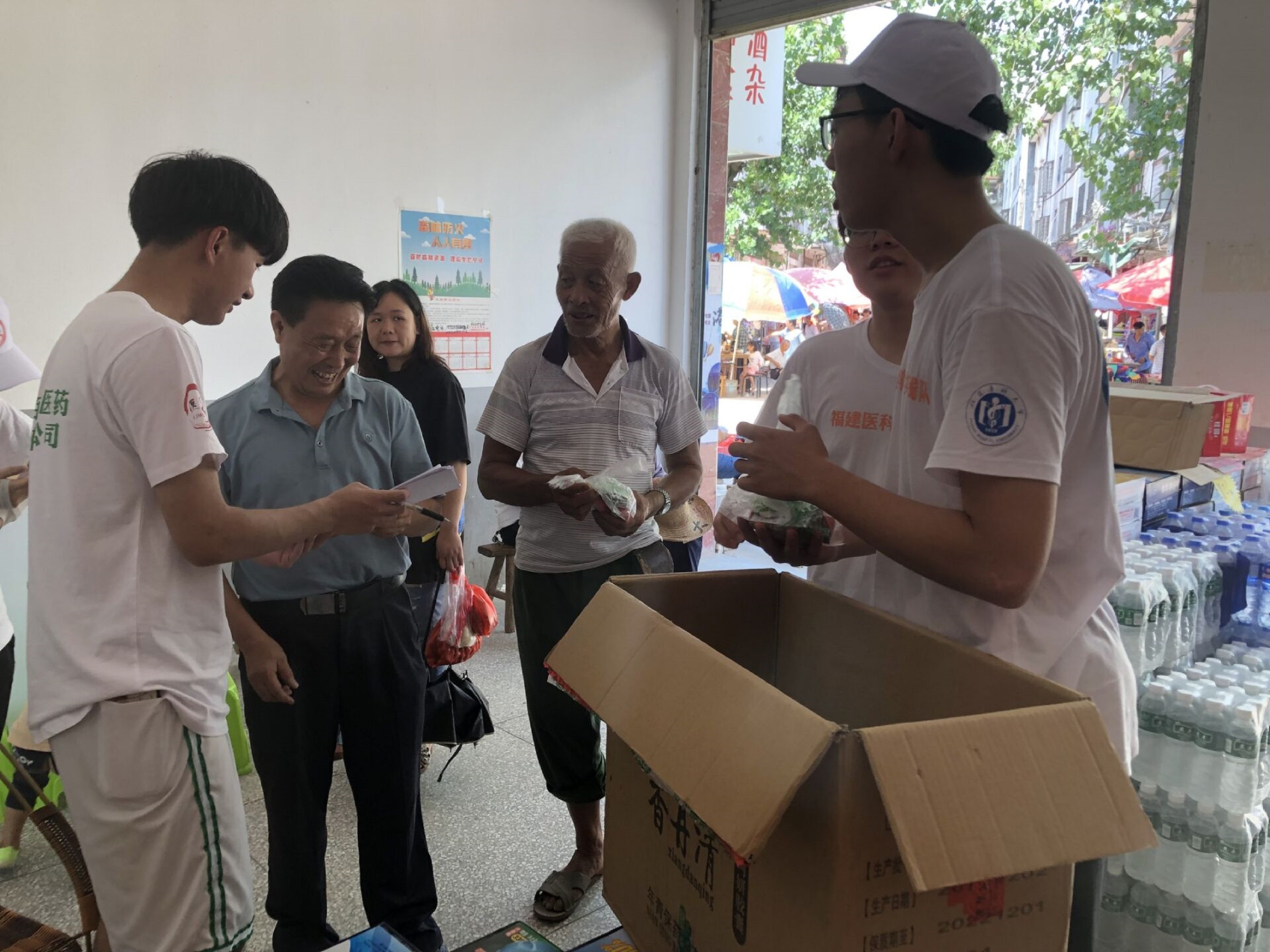 村民填写登记表格领取药品 吴明慧摄.jpg