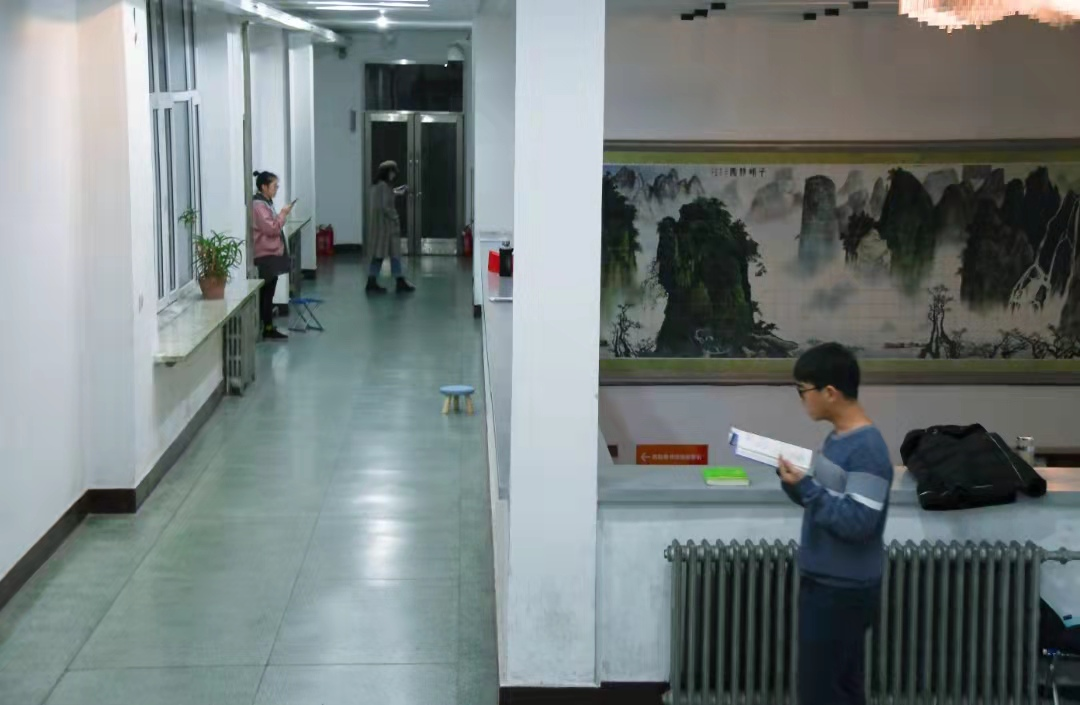 在交汇的走廊里，有他们捧书的身影，互不干涉，又相互连接。