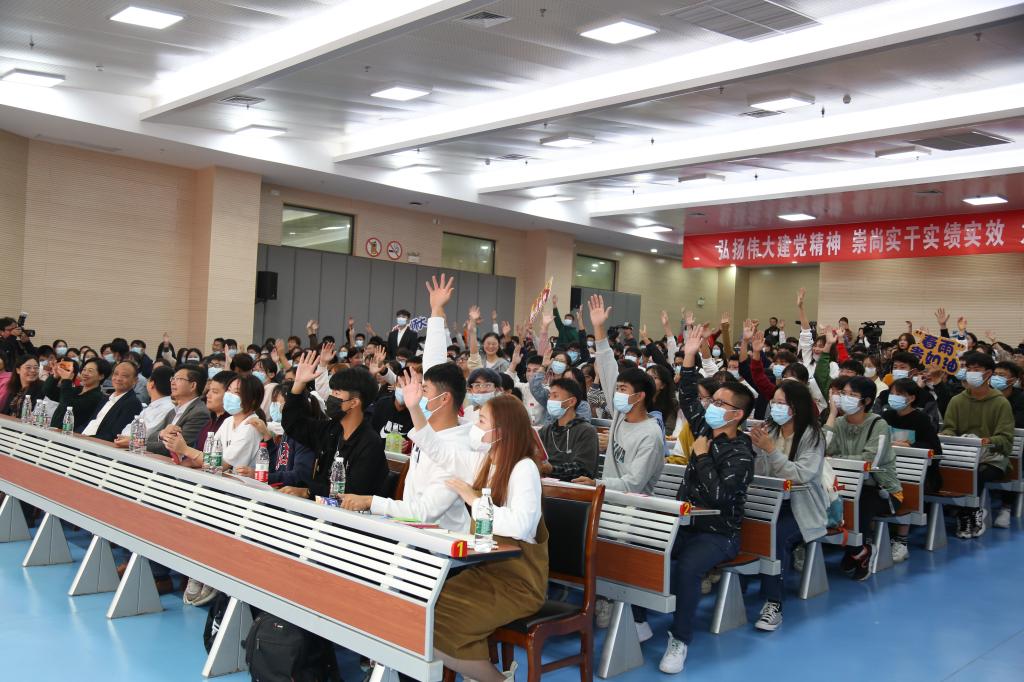 安徽师大学子踊跃举手参与互动.jpg 安徽师大学子踊跃举手参与互动.jpg