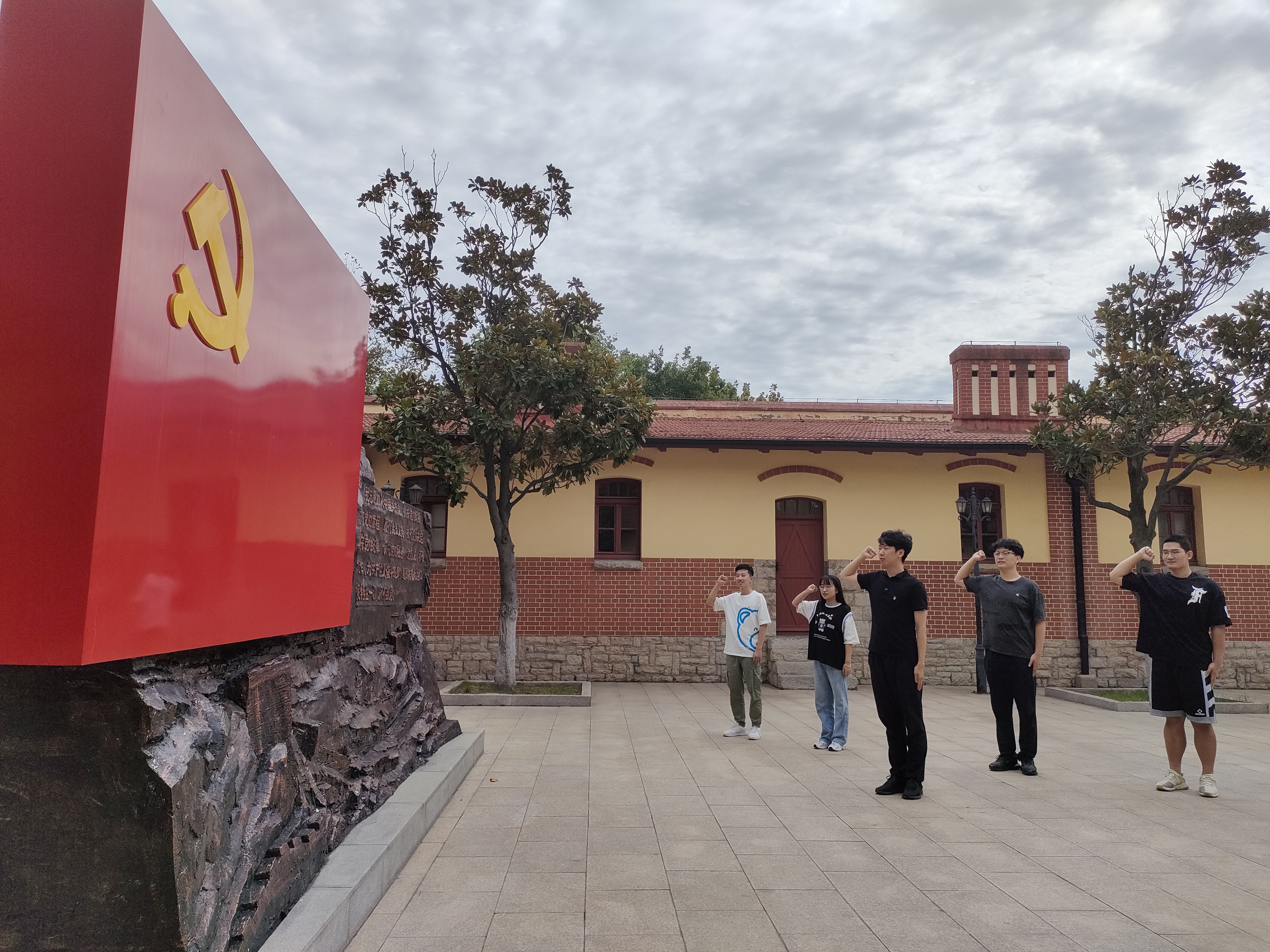 实践队成员在党史纪念馆面向党旗庄严宣誓 王焱焱摄.jpg