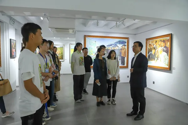 在《倾听》油画旁，校党委书记陈弘为大家讲述习近平总书记在基层工作的经历.jpg