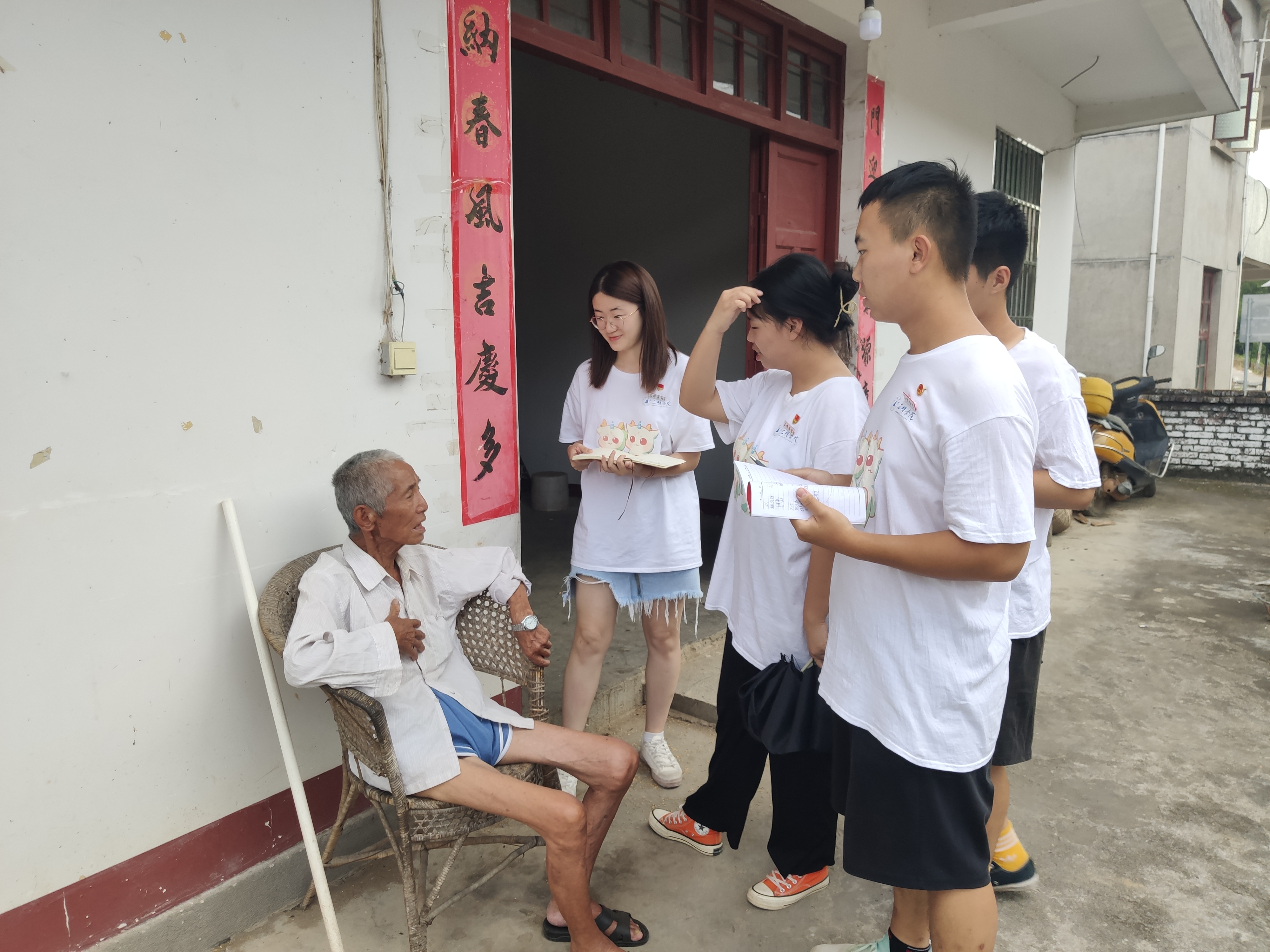 4_图为实践团队成员们进村入户与当地老人交谈.jpg