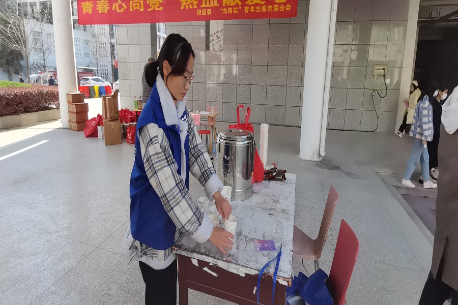 为献血同学准备红糖水(安徽师范大学 周淼提供)