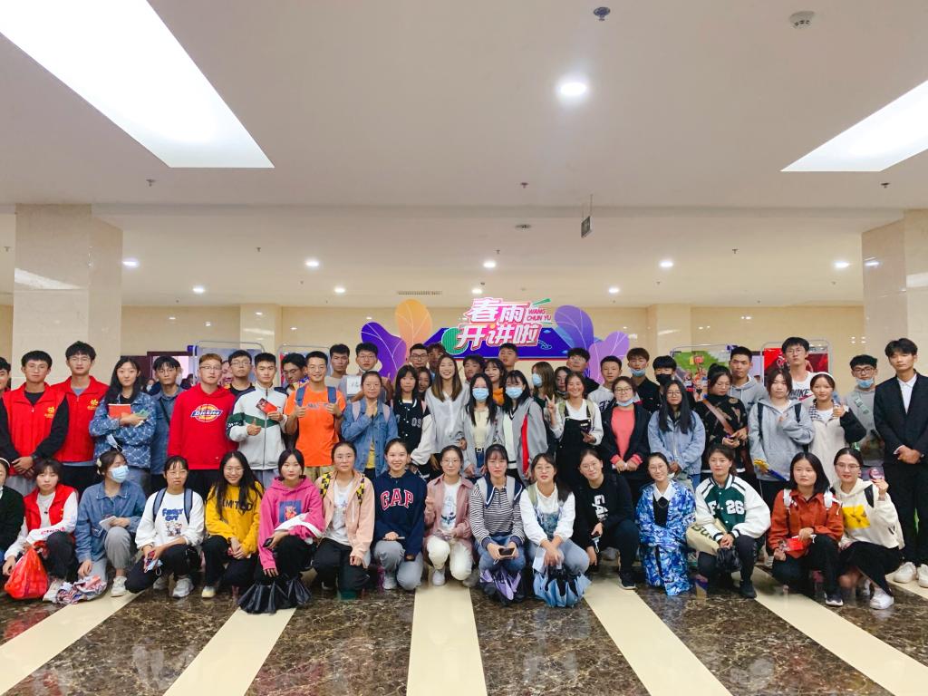 王春雨与参会学生合影留念.jpg 王春雨与参会学生合影留念.jpg