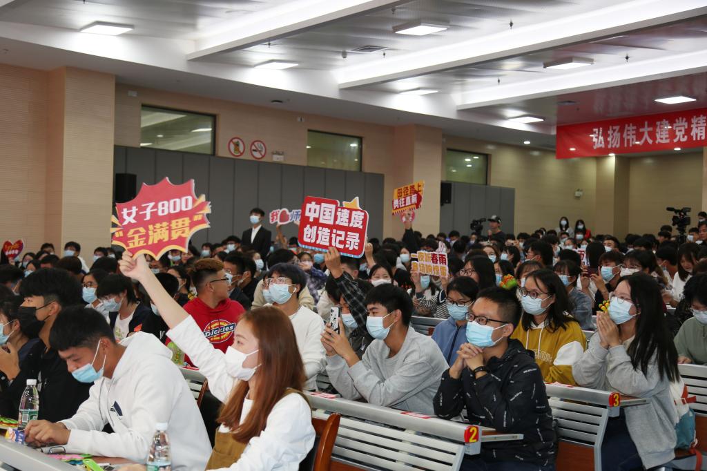 安徽师大学子认真聆听讲座.jpg 安徽师大学子认真聆听讲座.jpg