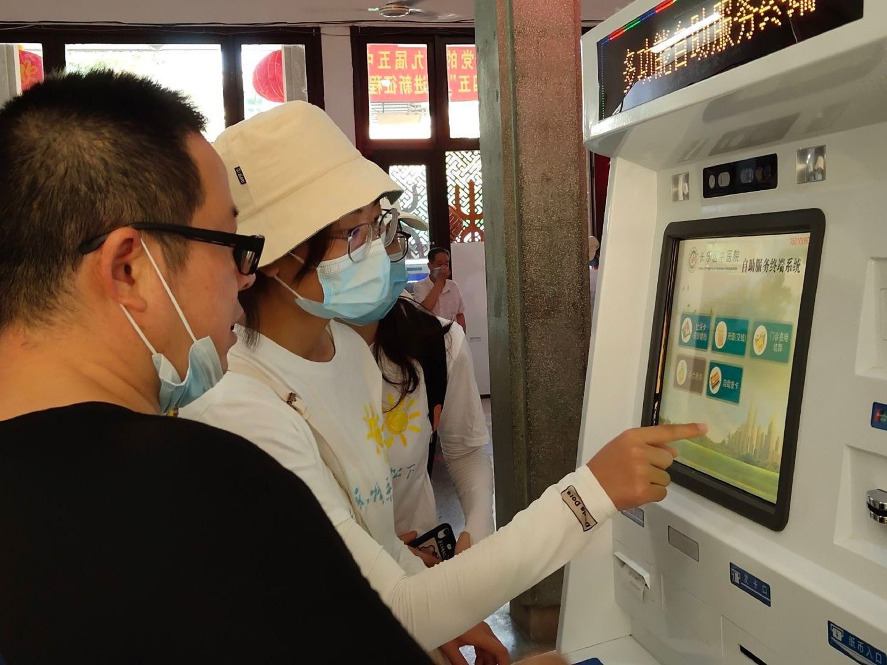 队员胡倩为患者示范如何操作机器 翁嘉豪摄.jpg 队员胡倩为患者示范如何操作机器 翁嘉豪摄.jpg