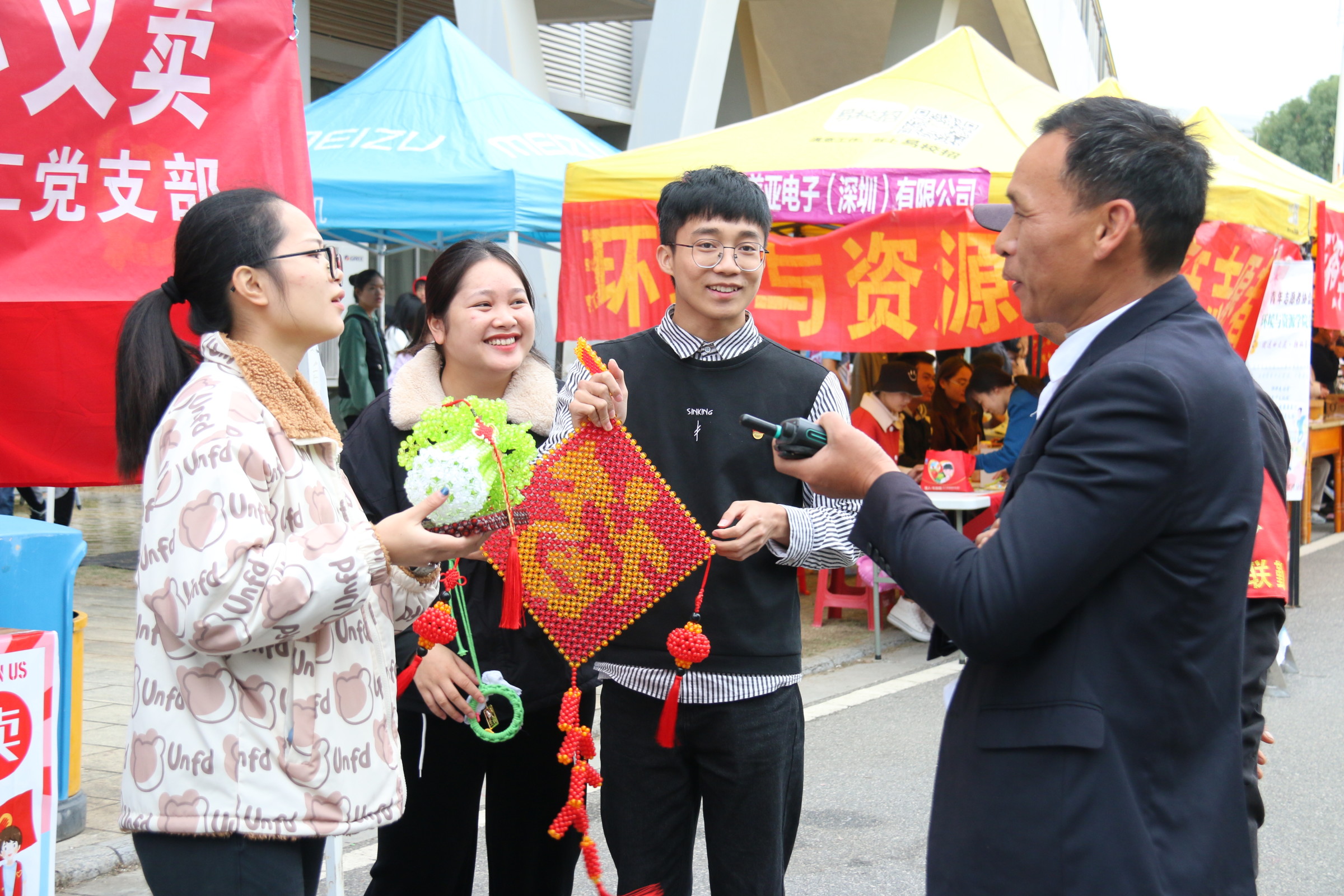 在田径场内进行热火朝天的比赛的同时,场外也在开展着传递爱心的义卖活动。义卖展品多种多样,教育学部的工作者们正手持义卖品,向老师同学们介绍,用实际行动为公益贡献自己的一份力量,让更多人了解义卖、了解公益,让爱继续传递。.bmp 在田径场内进行热火朝天的比赛的同时,场外也在开展着传递爱心的义卖活动。义卖展品多种多样,教育学部的工作者们正手持义卖品,向老师同学们介绍,用实际行动为公益贡献自己的一份力量,让更多人了解义卖、了解公益,让爱继续传递。.bmp