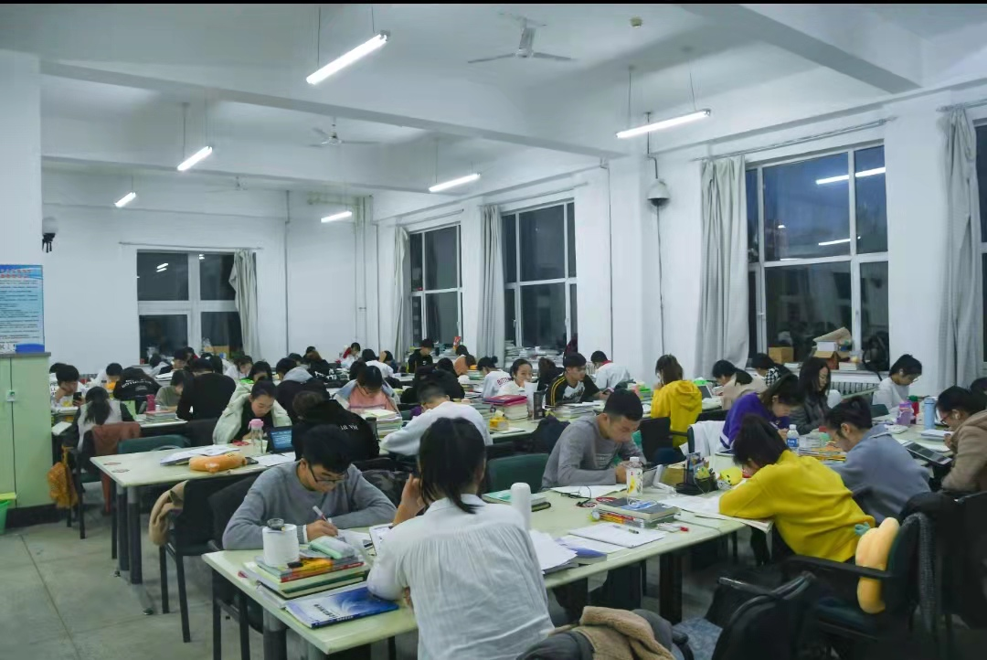 图书馆里，追梦人在奋笔疾书；不认输，熬过黑夜是日出；路很苦，汗水是最美的书;狂欢呼，相约在巅峰共舞.星光不问赶路人，时间不负有心人。你们必定上岸！