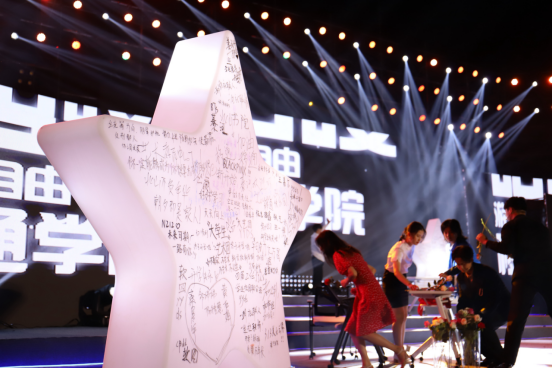 中文Trap第一人L4WUDU空降高校！这个学校的迎新晚会很精彩275.png