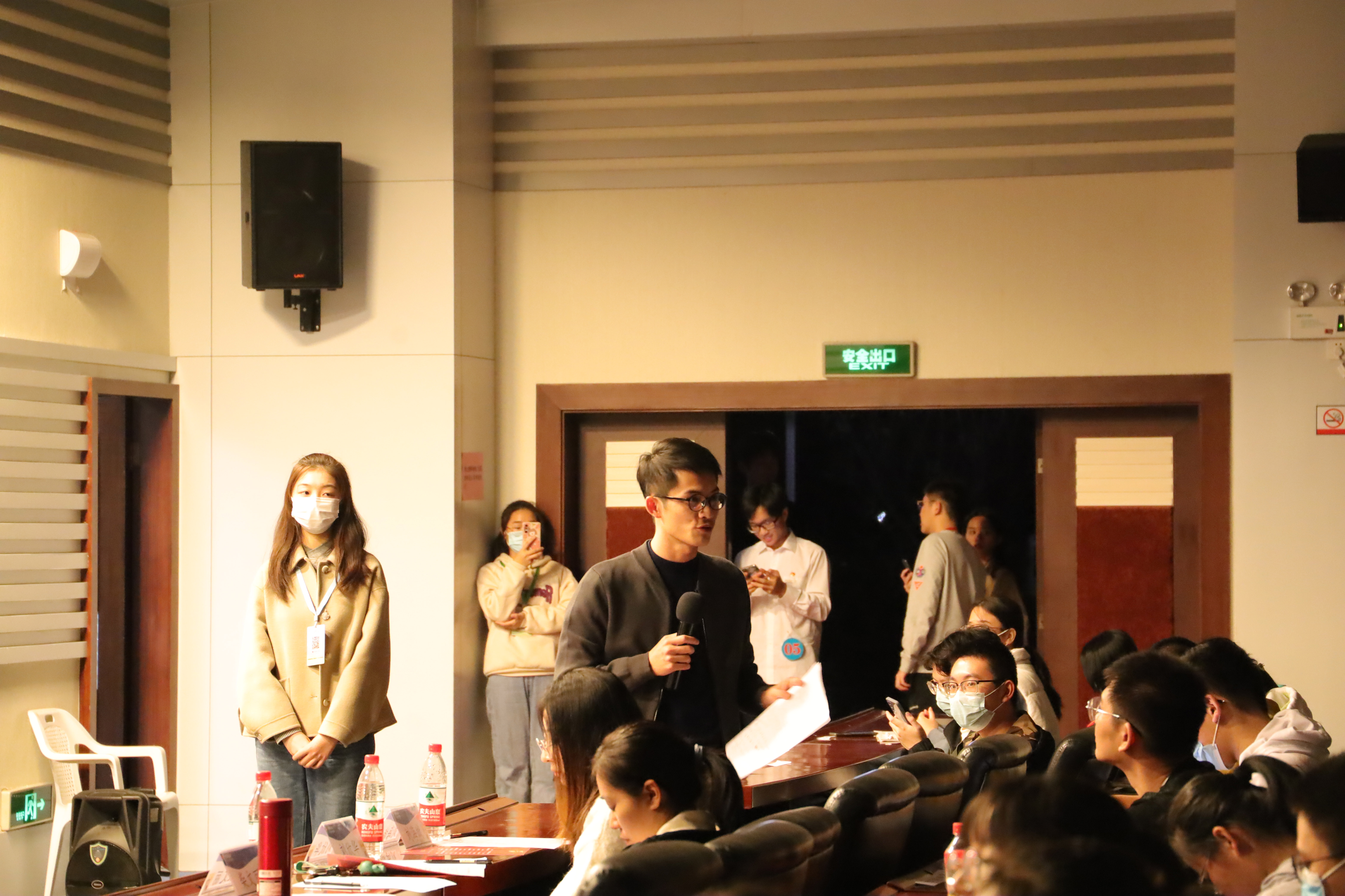 07学生工作处指导老师刘海滨点评此次红色经典朗诵活动。（李佩芝 摄）