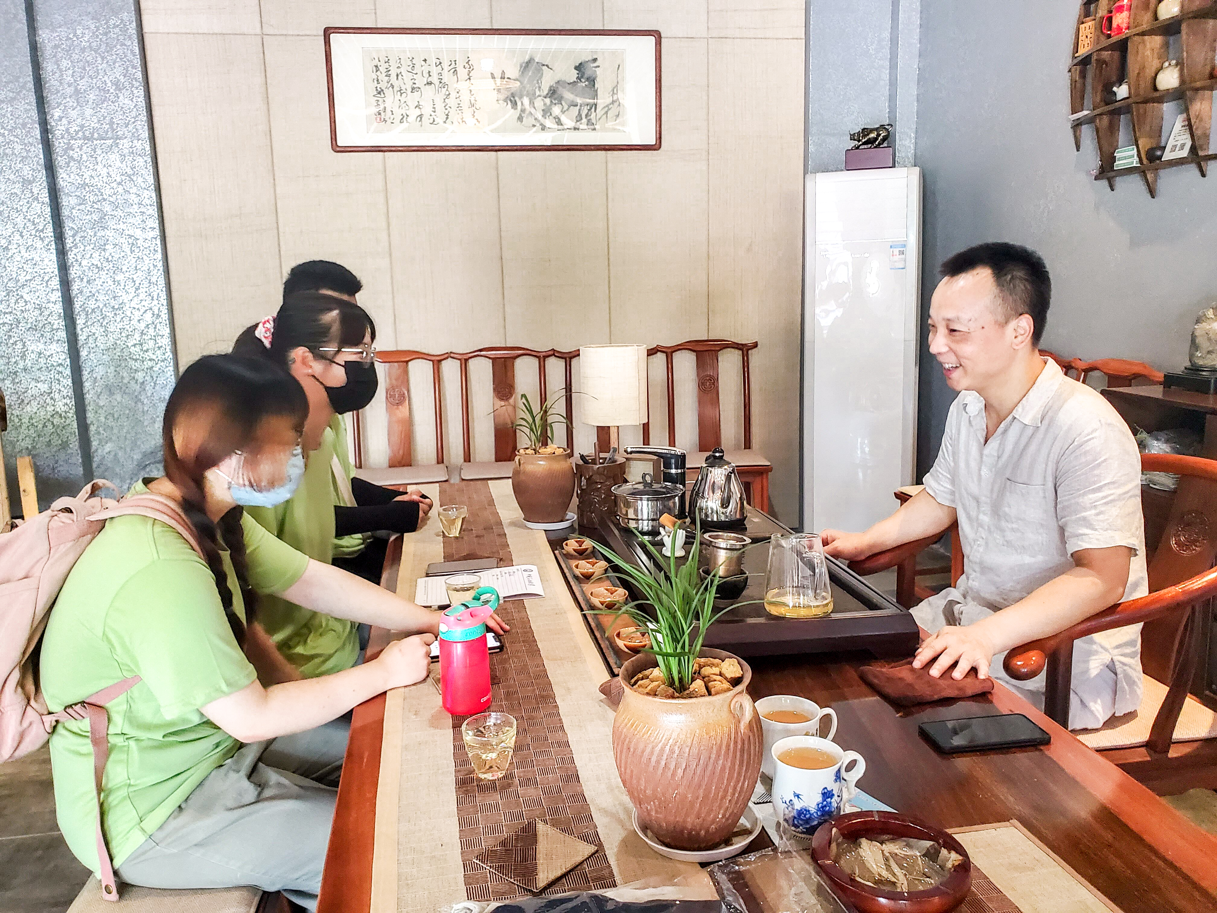 实践队员与夏布文创中心负责人鲁松元深入交流 陈晓雪 摄.jpg 实践队员与夏布文创中心负责人鲁松元深入交流 陈晓雪 摄.jpg