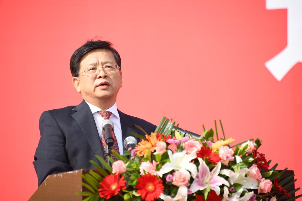 钱建华代表全校师生对2021级全体本科生,研究生的到来表示欢迎和祝贺