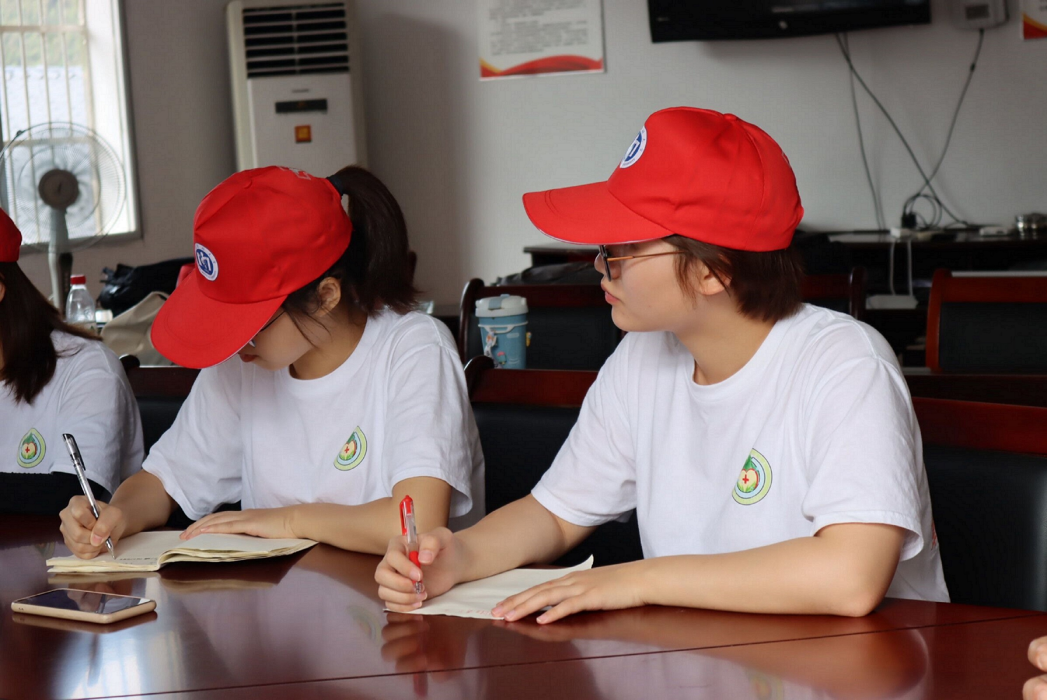 实践队队员在倾听王书记讲话 武俞秀摄.jpg