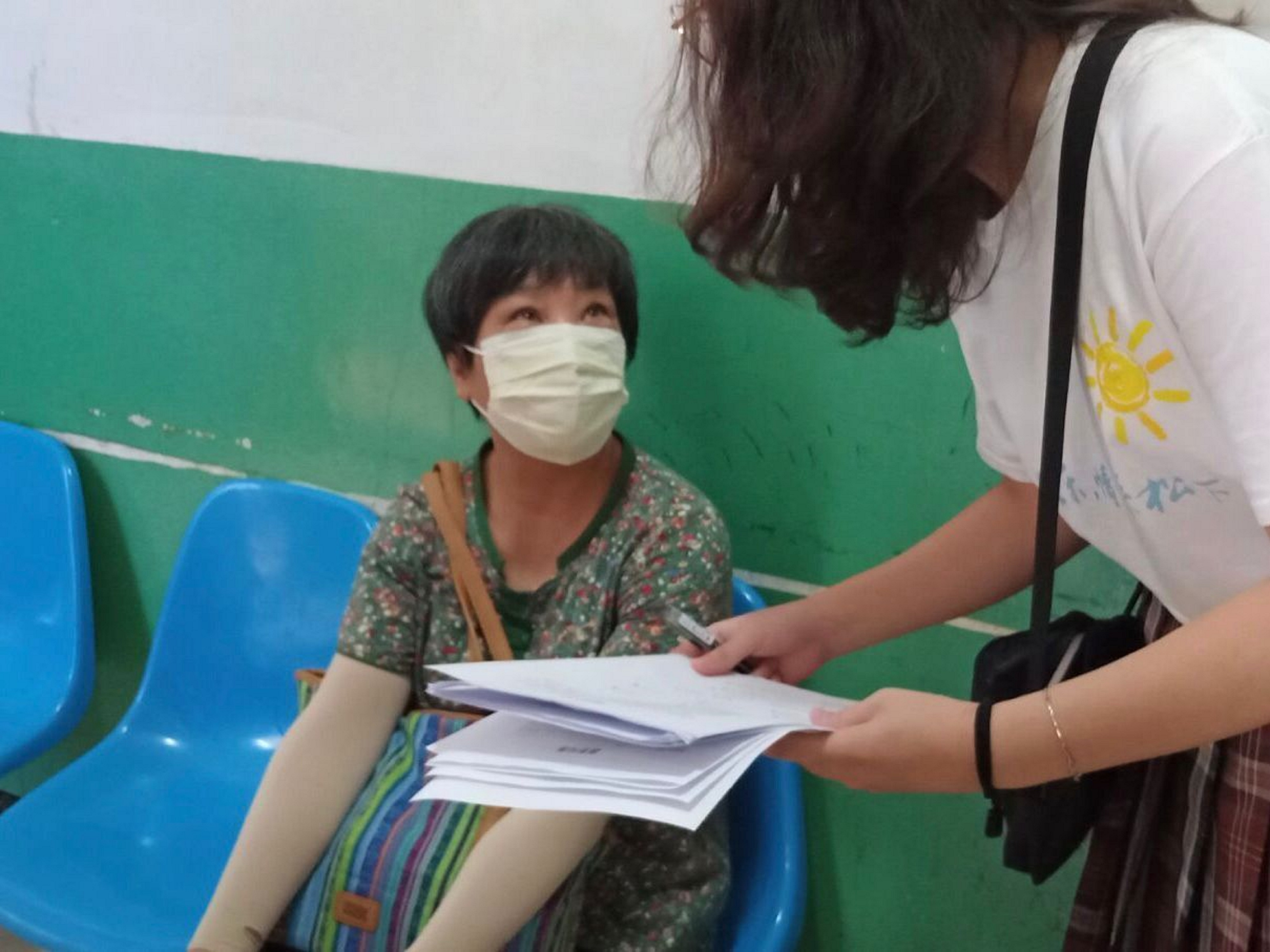 队员肖丽荆为当地居民分发问卷调查 翁嘉豪摄.jpg 队员肖丽荆为当地居民分发问卷调查 翁嘉豪摄.jpg